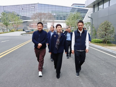 海寧市政協主席楊琳琳一行蒞臨芯能科技參觀交流